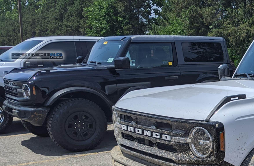 Spotted 2 Door Broncos In Oxford White And Shadow Black 2021