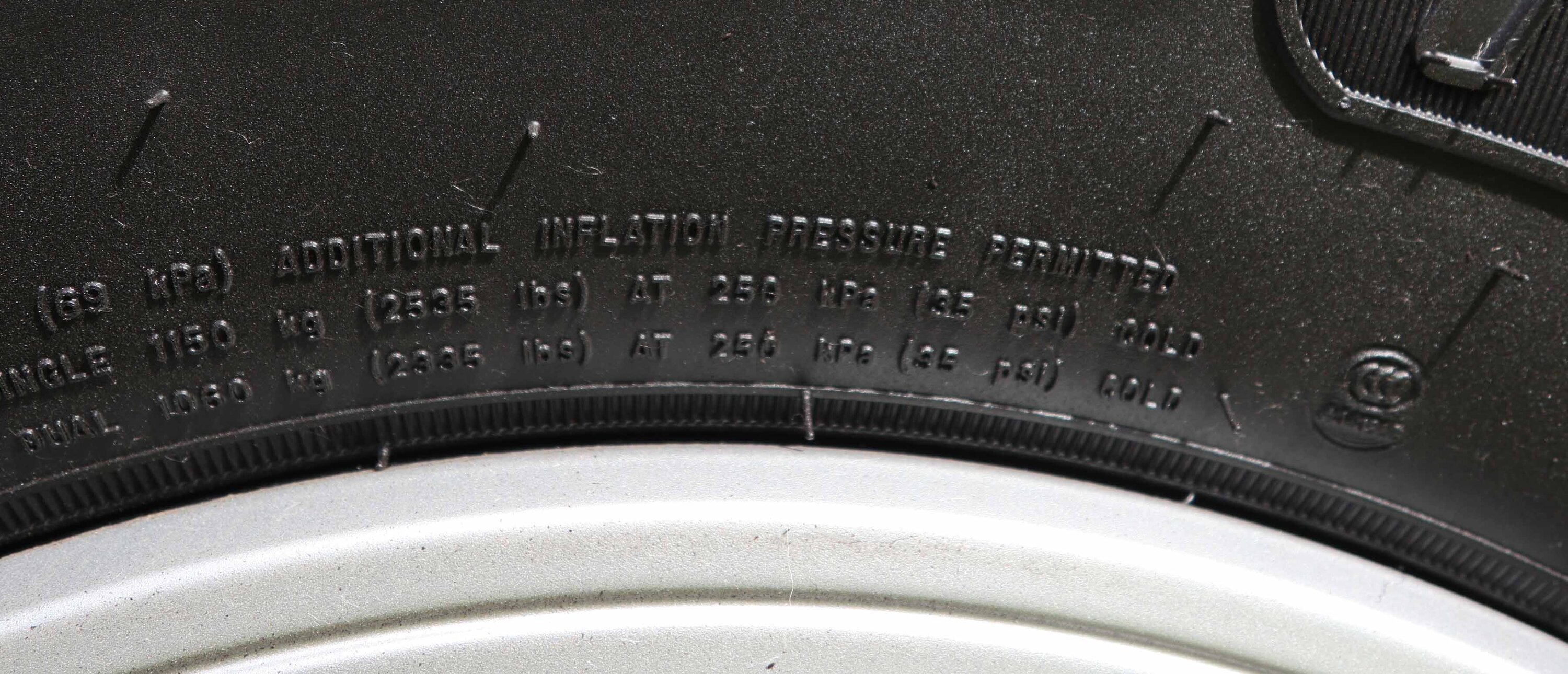 Ford Bronco FORD Tire sticker on my new 2023 Badlands Sas is WRONG Tire 2