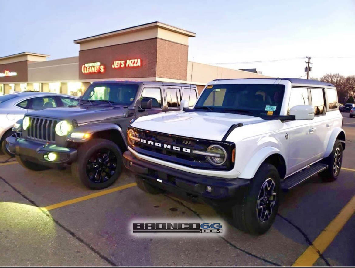 Ford Bronco Spotted: White Bronco Outer Banks next to a Wrangler 4xe Hybrid White Bronco Outer Banks vs Jeep Wrangler 4xe hybrid 1