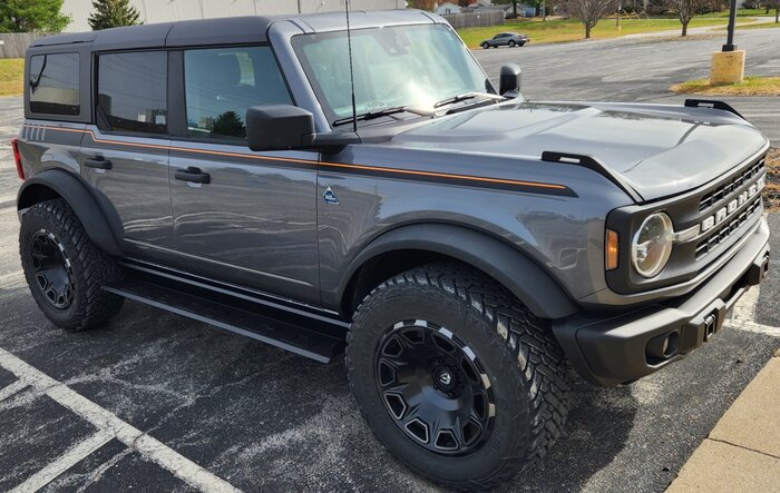 2022 Bronco Black Diamond on 35's no lift, custom running boards