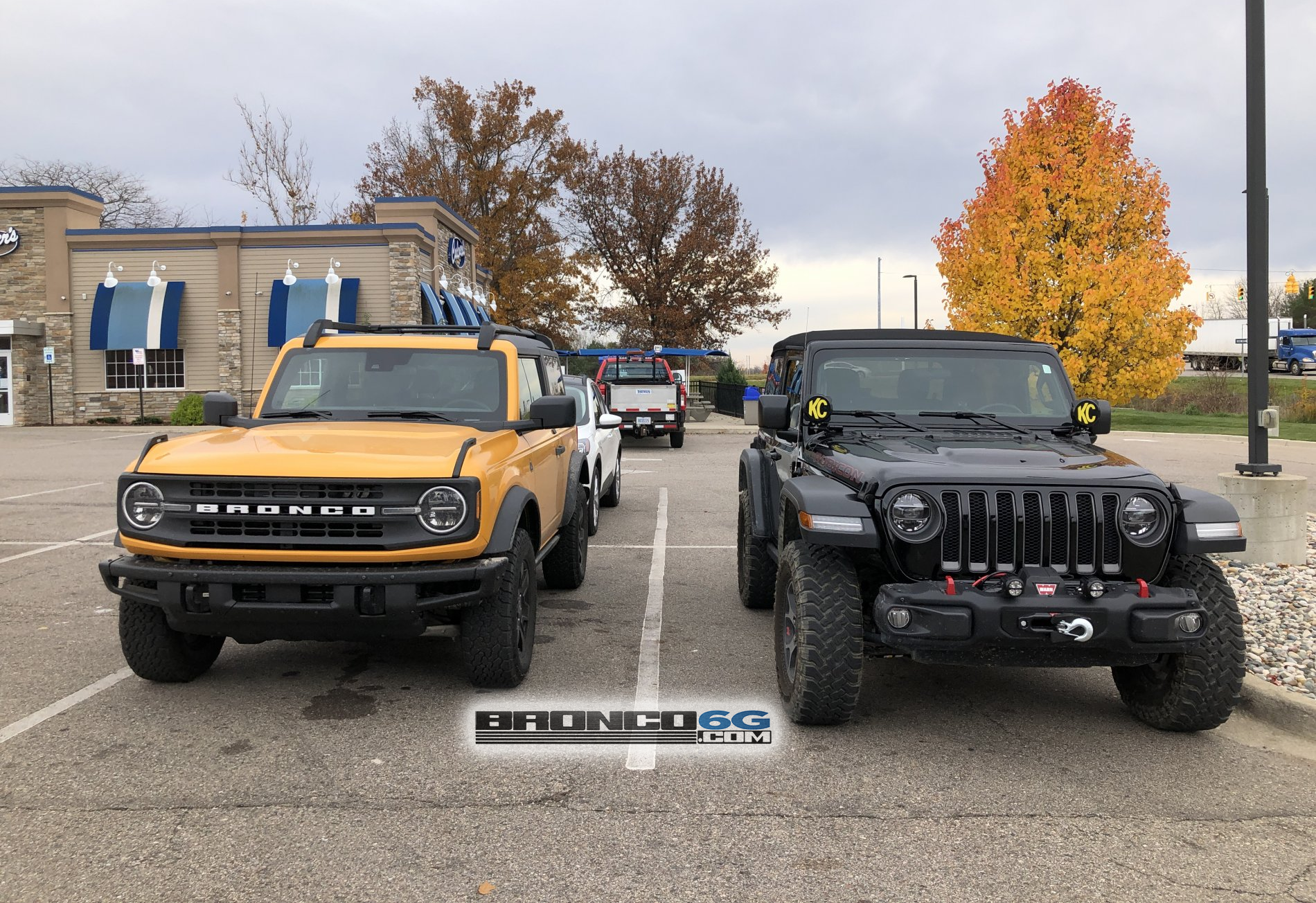 Black Diamond Bronco (Cyber Orange) spotted next to Jeep Wrangler Rubicon  -- 2 Doors Compared | Bronco6G - 2021+ Ford Bronco & Bronco Raptor Forum,  News, Blog & Owners Community