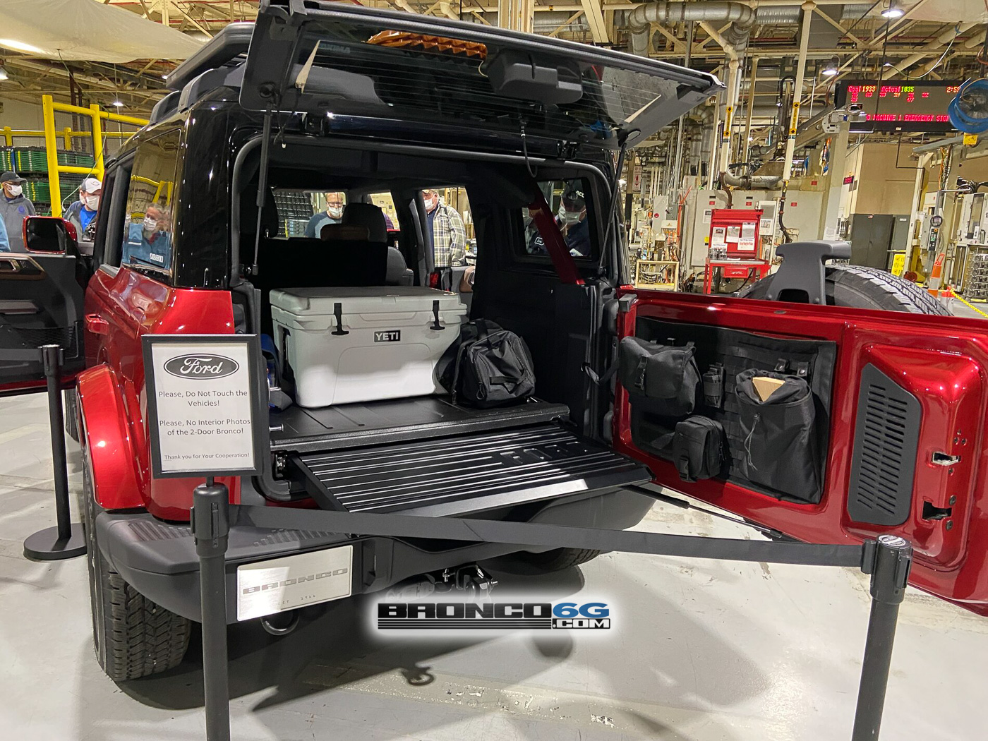 Pics Bronco SlideOut Tailgate and Sunrider Top Bronco6G 2021