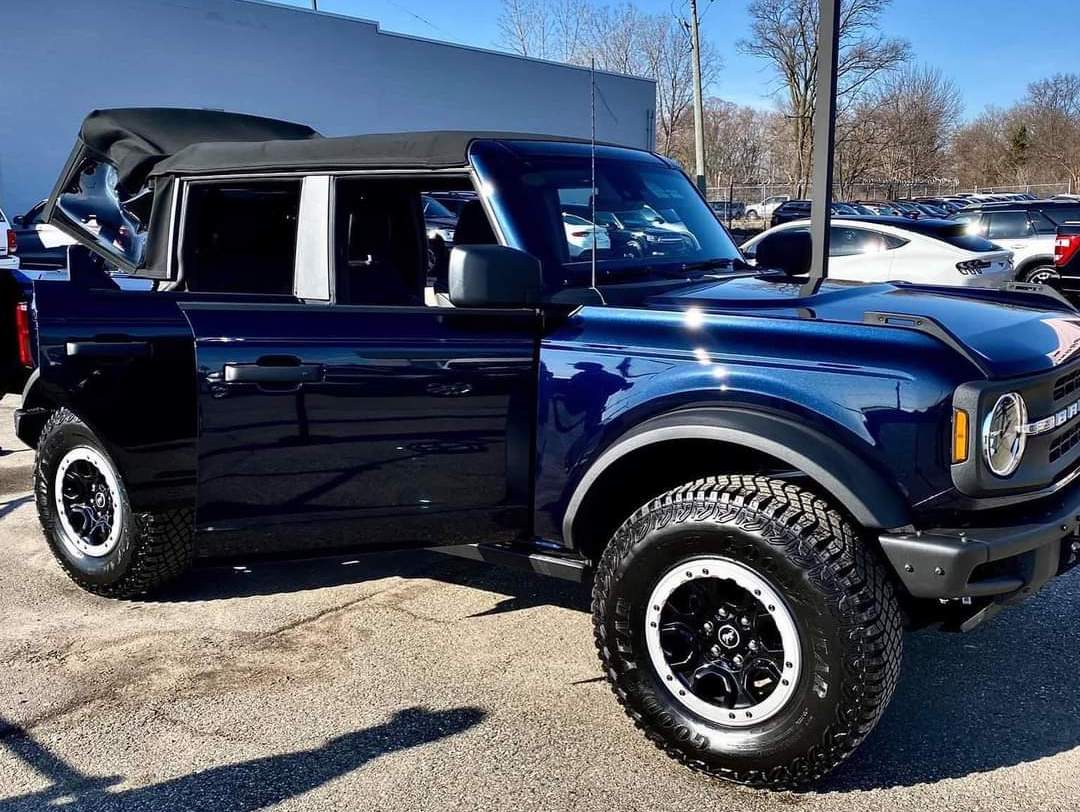 📷 Antimatter Blue Metallic Bronco Black Diamond All Shined Up at