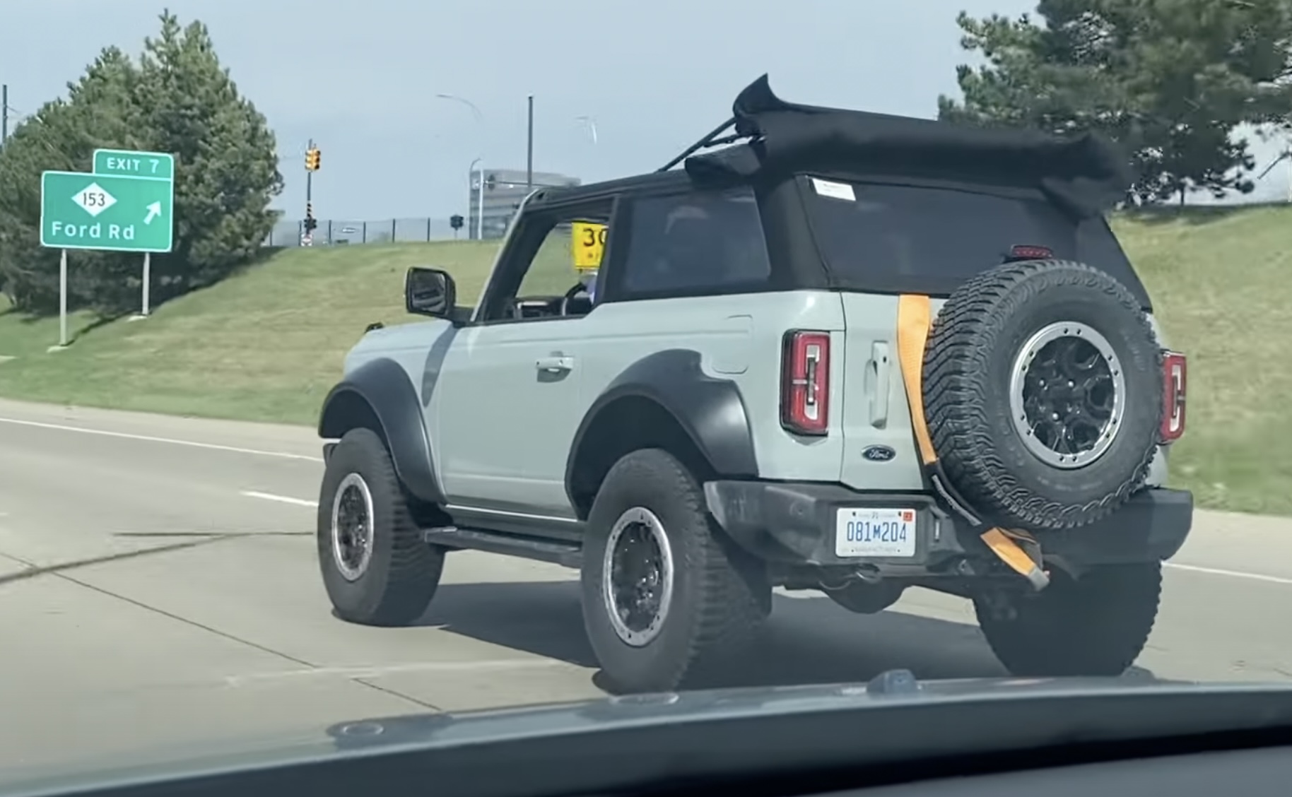 🎥 Spotted 2 door Bronco with soft top retracted + fender flares