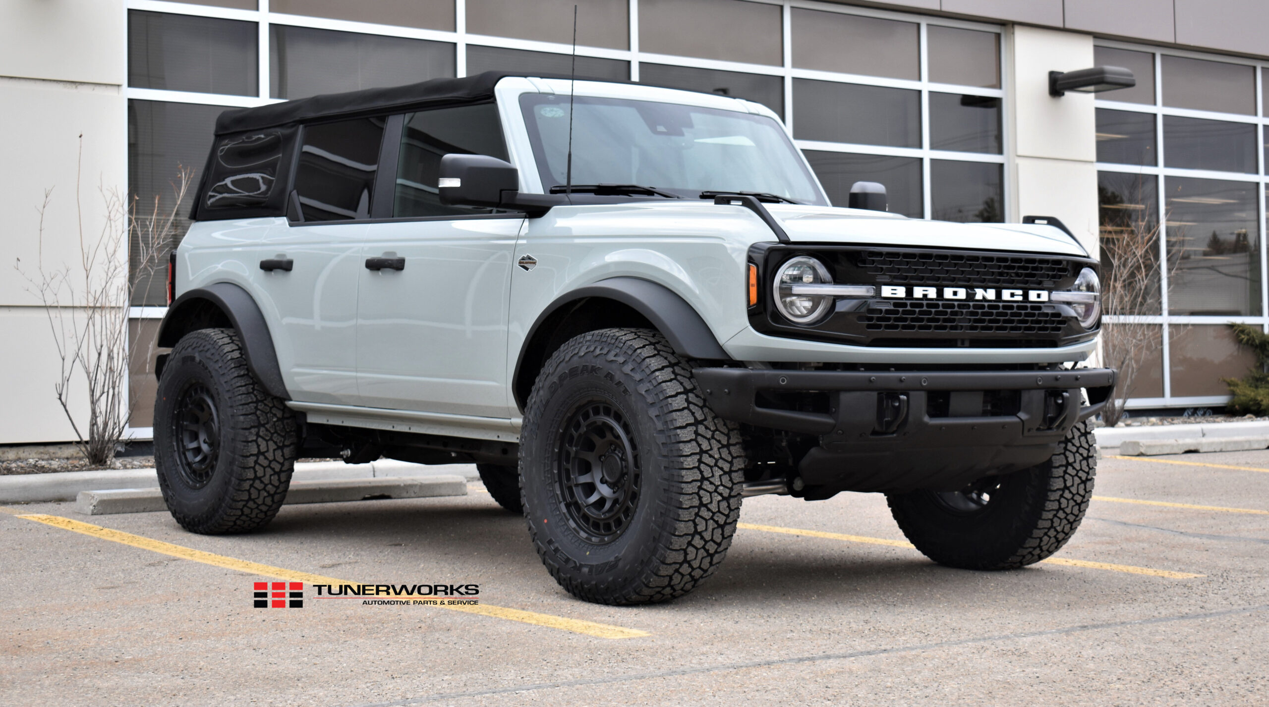 Cactus Gray WildTrak on 37s No lift Bronco6G 2021+ Ford Bronco