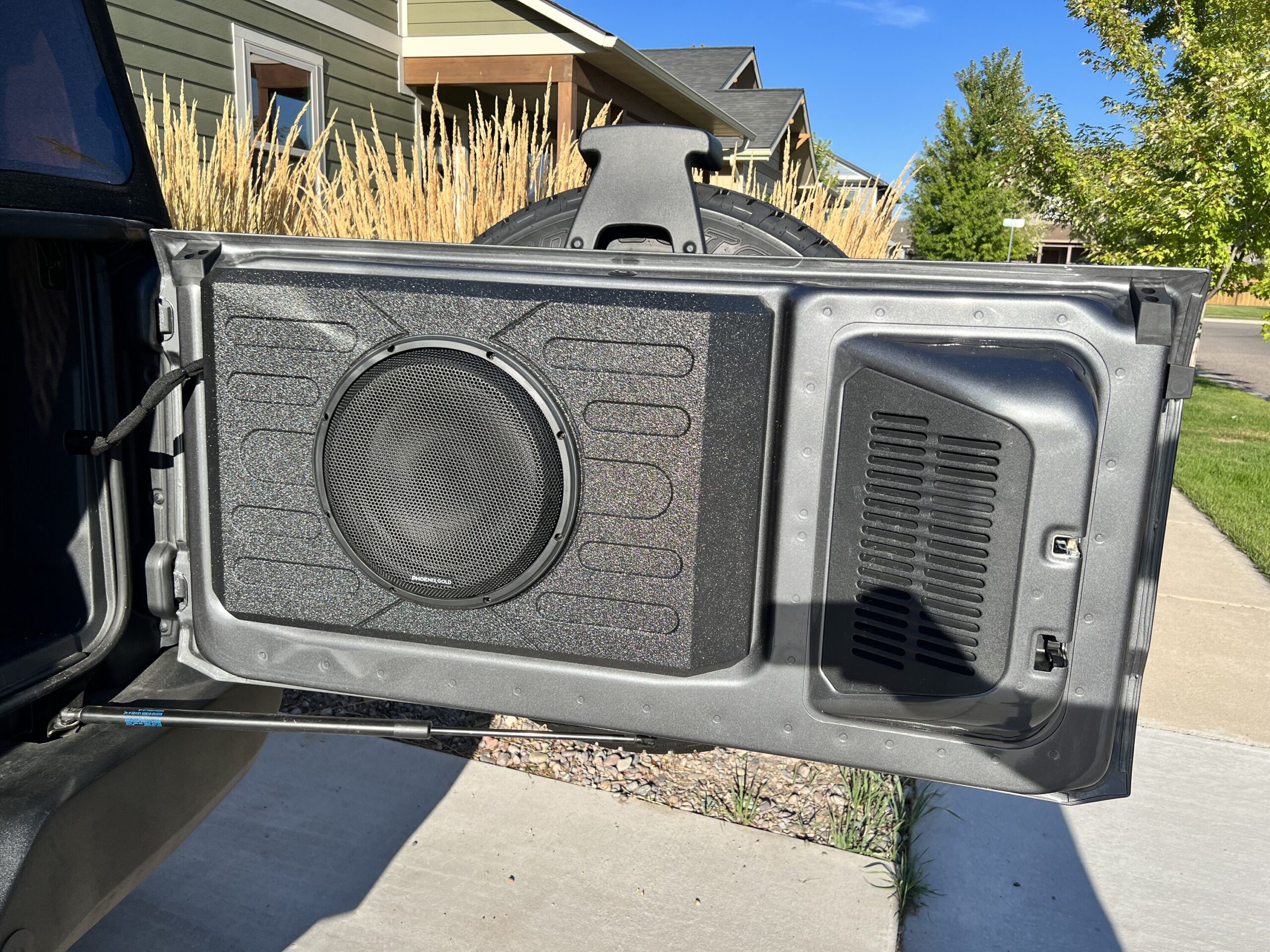 stinger-12-sub-box-mounted-on-back-tail-gate-bronco6g-2021-ford