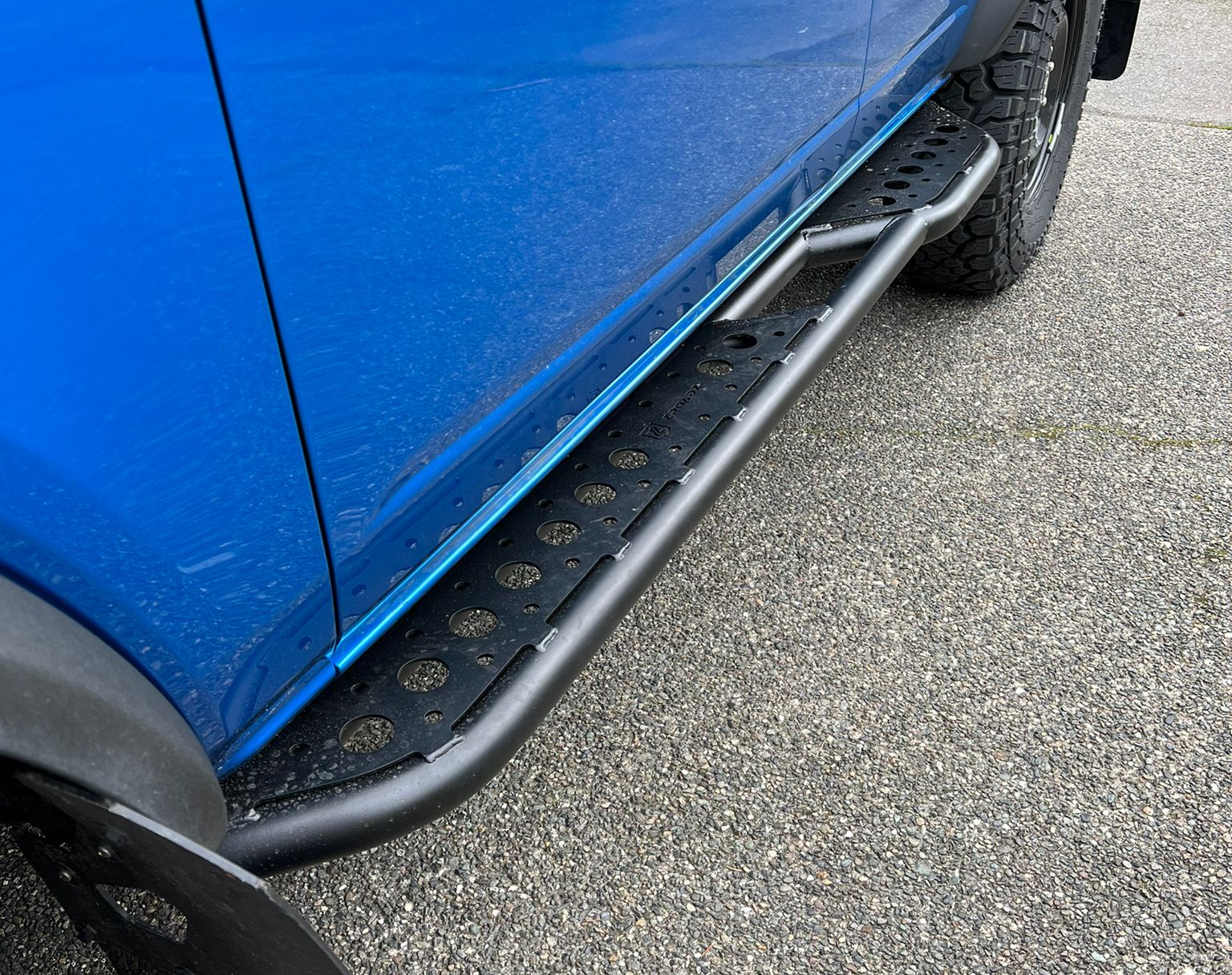 ZROADZ TRAILX R1 Series Rock Slider Side Step installed on Black