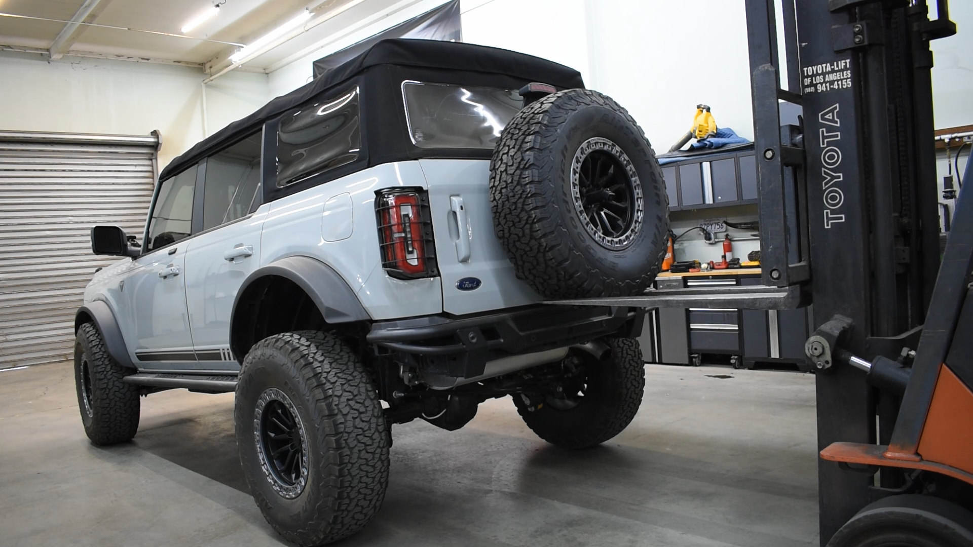 Lifting our Bronco by the Tire Carrier (by Turn Offroad) with a
