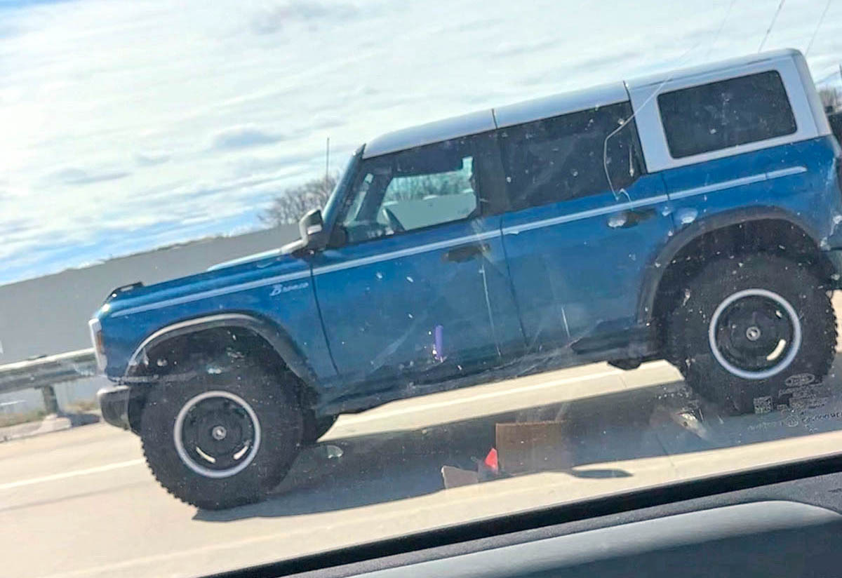 2025 Bronco Peak Blue color spotted?! Bronco6G 2021+ Ford Bronco