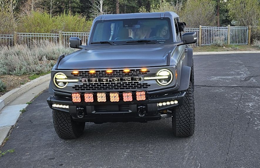 SS5 Grille Crosslink Lightbar by Diode Dynamics, Oracle backlit letters